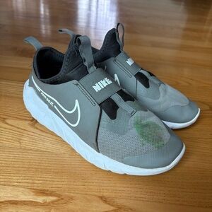 Nike Flex Runner 2 Slip-On Running Sneakers flat Gray white Shoes Boys Size 6
